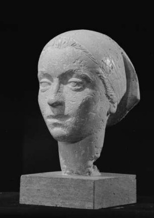 Porträtkopf eines Mädchens mit Kopftuch