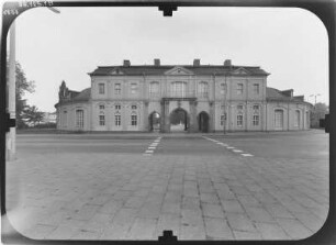 Gera-Untermhaus, Orangerieplatz 1. Orangerie (Kunstsammlung Gera, 1729-1732, 1748-1749; G. H. Krohne). Straßenfront