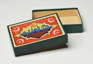 Originale Aufbewahrungsschachtel zu Alwin Reichel, Bau der Bagdadbahn, 1916/17, mit grünem Einband aus Kunstleder sowie aufgeklebter grafischer Darstellung mit großer Moschee sowie dem türkischen Mondsternsymbol (Ayyıldız), Betitelung aus der Zeit, enthielt 90 Positive