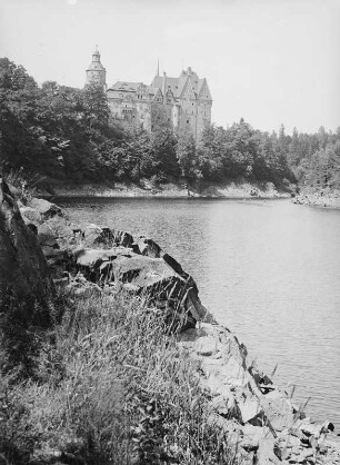 Burg Tzschocha (polnisch Zamek Czocha) mit dem Stausee von Marklissa/ Queis