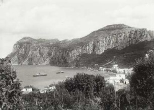 Capri. Marina Grande. Blick zum Monte Tiberio