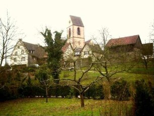 Ansicht von Nordosten mit Kirche (im Kern Frühgotisch) in erhöhter Lage im Kirchhof