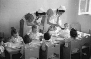 Bukarest: Institut für Ausbildung von Fürsorgeschwestern, Kindergruppe beim Essen