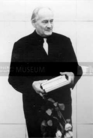 Handsignierte Porträtpostkarte mit maschinenschriftlicher Widmung von Hans Rose