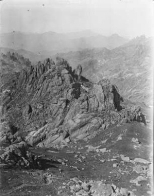 Gebirgszug : Blick über die felsigen Gipfel des Lao Shan Gebirges