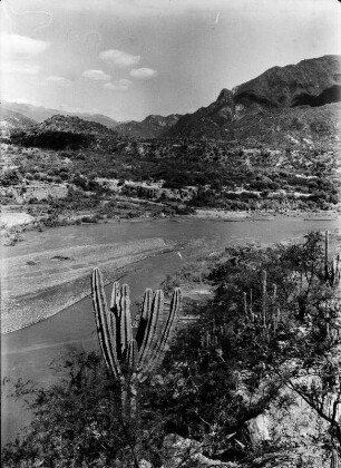 Tal des Rio de Mizque : Berglandschaft mit Vegetation und Fluss