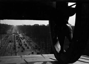 Berlin: Ost West-Achse vom Brandenburger Tor; durch Siegeswagen
