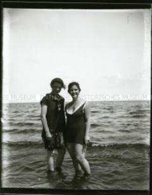 Zwei Frauen im Wasser
