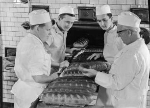 Stolpen-Helmsdorf. Meisterschule des Bäckerhandwerks im Rittergut Helmsdorf. Lehrgangsleiter Bäckermeister Pietsch bei der Auswertung der Prüfungsergebnisse der Brotbäckerei