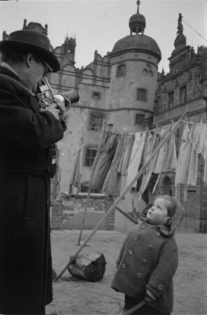 LPG Basedow. Der Fotograf Richard Peter jun. mit einem kleinen Mädchen vor dem Schloß