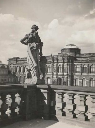 Dresden-Altstadt, Zwinger. Blick vom Zwingerwall zur Gemäldegalerie