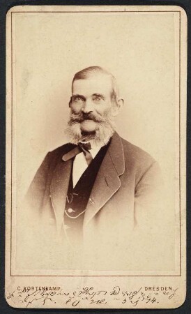 Porträt Georg Moritz Heyde : Foto-/Bildersammlung Stenografische Sammlung. Porträt Georg Moritz Heyde. Photographie. Carte de visite (1874; C. Kortenkamp). Dresden: SLUB P a 0263