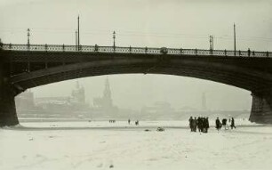 Dresden-Altstadt. Blick vom rechten Elbufer durch den Brückenbogen der Carolabrücke zur Altstadt und zur Augustusbrücke