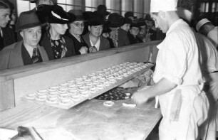 Ernährungsausstellung: Bäcker machen Brezeln