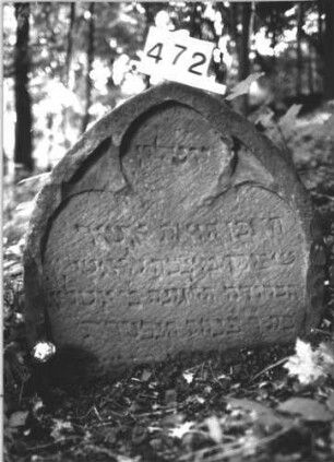 Grabstein 472 (Index: 100113599) Material: Sandstein Maße HxBxT: 72x76x12 cm Besonderheit: kulturhistorisch besonders wertvoll / hist.-wiss. Gründe (Alter): Grabstein 472