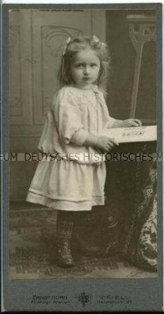 Kleines Mädchen im weißen Kleid, Carte de Visite