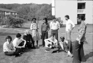 Freiburg: Gruppe internationaler Studenten im Hof der Thomas Morus Burse