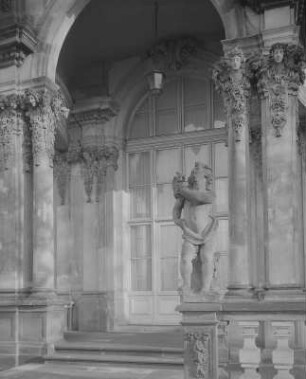 Dresden. Zwinger, Putto vor einem Pavillon