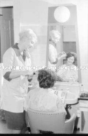 Kundin in einem Salon der PGH der Friseure in Berlin-Karlshorst