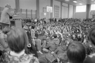 Anbringung neofaschistischer und antisemitischer Parolen im Helmholtz-Gymnasium