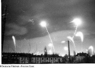 Blick aus der elterlichen Wohnung. Feuerwerk über den Dächern der Stadt