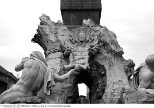 Fontana dei Quattro FiumiSockel mit zwei Wappen der Pamphilj und Delphinen - Vierströmebrunnen