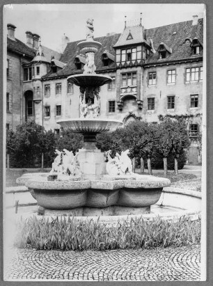 Im Schloßhof in Meiningen : Schalenbrunnen im Schlosshof