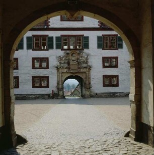 Schmalkalden. Schloß Wilhelmsburg. Innenhof, Blick aus der östlichen zur westlichen Tordurchfahrt