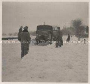 Wehrmachtssoldaten, Verkehr im Schnee