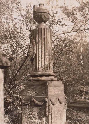 Dresden, Eliasfriedhof. Grabmal einer/s Unbekannten. Urne auf Säulenstumpf auf Sockel mit Girlanden