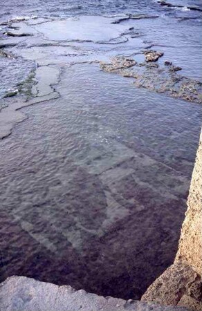 Blick von der Seemauer auf alte Fundamente im Meer [Akko, Israel-Exkursion]