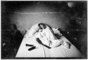 Junge Frau im Bett (Altersgruppe 18-21)