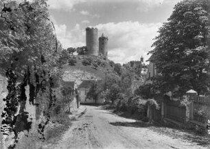 Saaleck : Saaleck. Blick durch den Ort zur Burg Saaleck