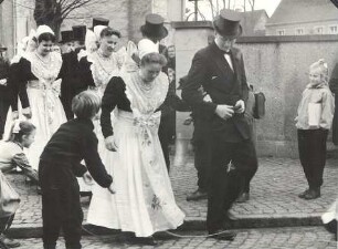 Hochzeit in Wittichenau : Gesellschaftliche Volkskultur - Sitten im Laufe des menschlichen Lebens - Hochzeit. Ort: Kulow / Wittichenau. Schulkinder schnüren den Weg.