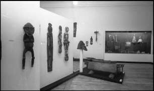 Freiburg: Völkerkundemuseum, Raum mit Trommeln, Südsee