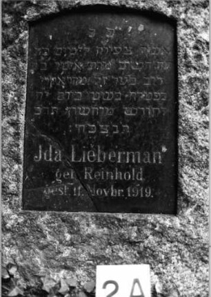 Grabstein 2 (Index: 100091931) Material: St. :naturbelassener/Plat. :poliert. Granit Zustand: Platte:linke untere Ecke gebrochen Maße HxBxT: 83x57x22 cm Beschreibung: Stele mit Segmentbogenabschluß, eingelassene Schriftplatte mit Segmentbogenabschl: Grabstein 2A