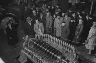 Messebesucher im Gespräch in der tschechoslowakischen Ausstellungshalle vor einer Präsentation technischer Anlagen/Bohrtechnik (?)