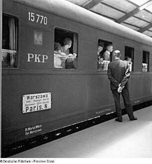 Berlin. Nord-Expreß auf der Strecke Warschau - Paris am Bahnhof Friedrichstraße. Teilansicht eines Waggons mit Reisenden