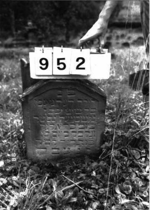 Grabstein 952 (Index: 100099151) Maße HxBxT: 45x38x10 cm Besonderheit: Kindergrab: Grabstein 952