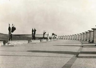 Weimar-Buchenwald. Nationale Mahn- und Gedenkstätte der DDR (1954-1958; seit 1992: Gedenkstätte Buchenwald). Straße der Nationen. Blick nach Osten