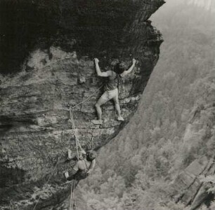 Sächsische Schweiz. Affensteine, Wolfsfalle. Bernd Arnold und Günter Lamm am Wolfspfad, Erstbegehung am 4. August 1979