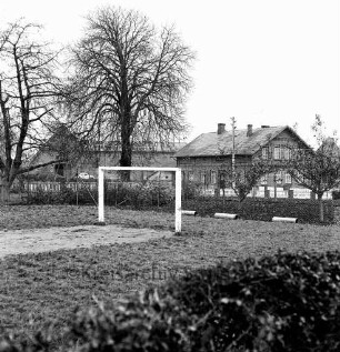 Schlamersdorf: Sportplatz mit Fußballtor: hinten Bäume: dahinter Bauerngehöft des Bürgermeisters Ewald Ramm