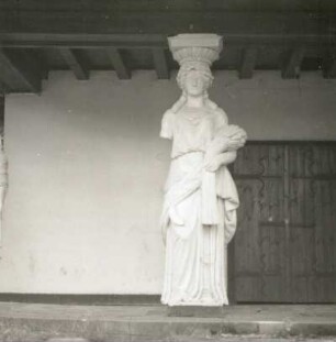 Saßleben. Landschaftspark. Inselpavillon (1927). Karyatide mit Garbe