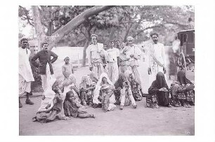 Kalkutta (Westbengalen), Indien. Gruppenbild mit indischen Frauen, Männern und Kindern auf einer Straße mit Kutsche