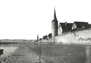 Karlstadt (Kreis Main-Spessart). Stadtmauer mit Türmen. Ansicht vom Mainufer aus