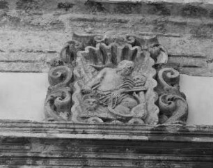 Hauptportal — Giebelbekrönung mit heiligem Hieronymus