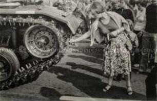 Brüder und Schwestern BRD + DDR 1978-1989 - Frau berührt Panzer in Berlin