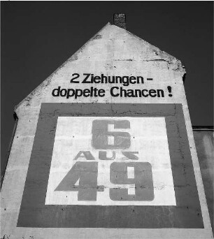 Hausfassade mit Lotto-Werbung "6 AUS 49 - Zwei Ziehungen doppelte Chancen"