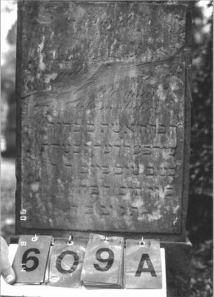 Grabstein 609 (Index: 99788243) Material: Sandstein Zustand: zerbrochen und repariert, ein Akroter fehlt, stärker verwittert Maße HxBxT: 126x42x10 cm: Grabstein 609A