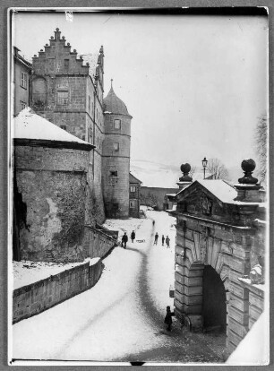 Winter im Hof der Friedensburg zu Kronach